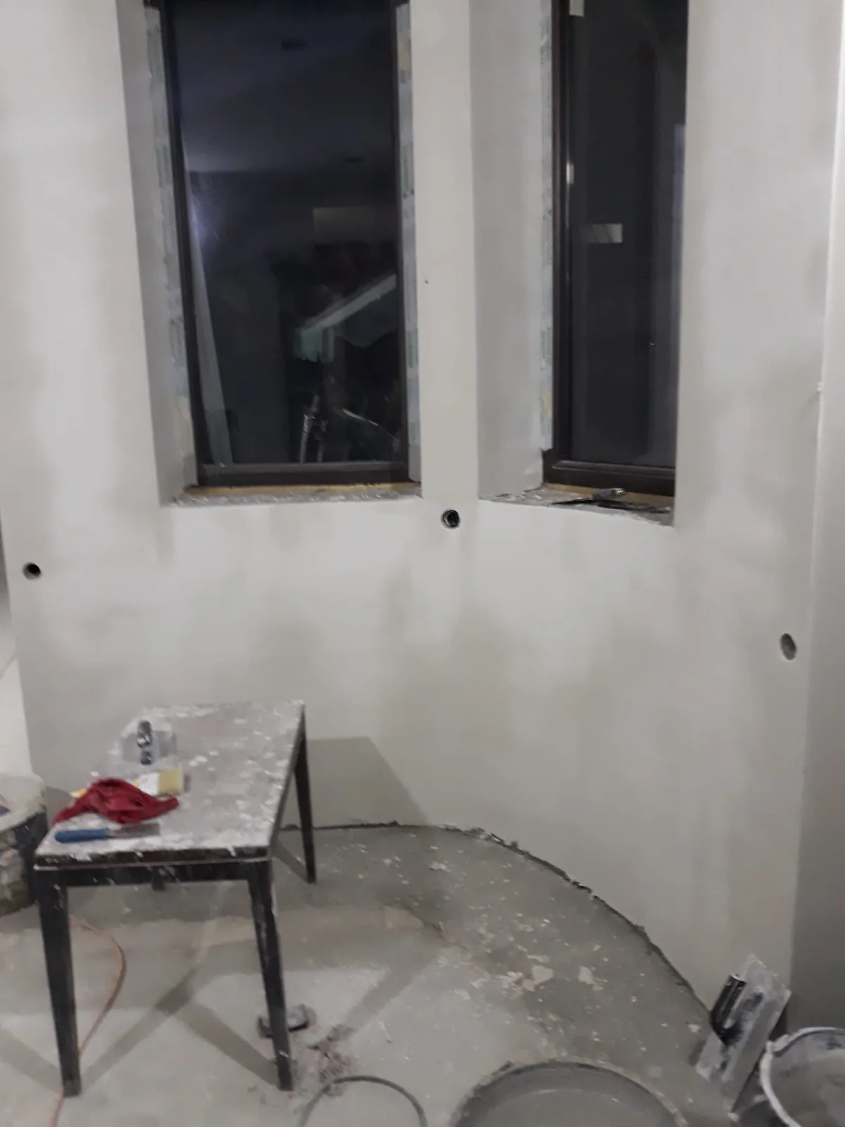 Finisaje lângă fereastră