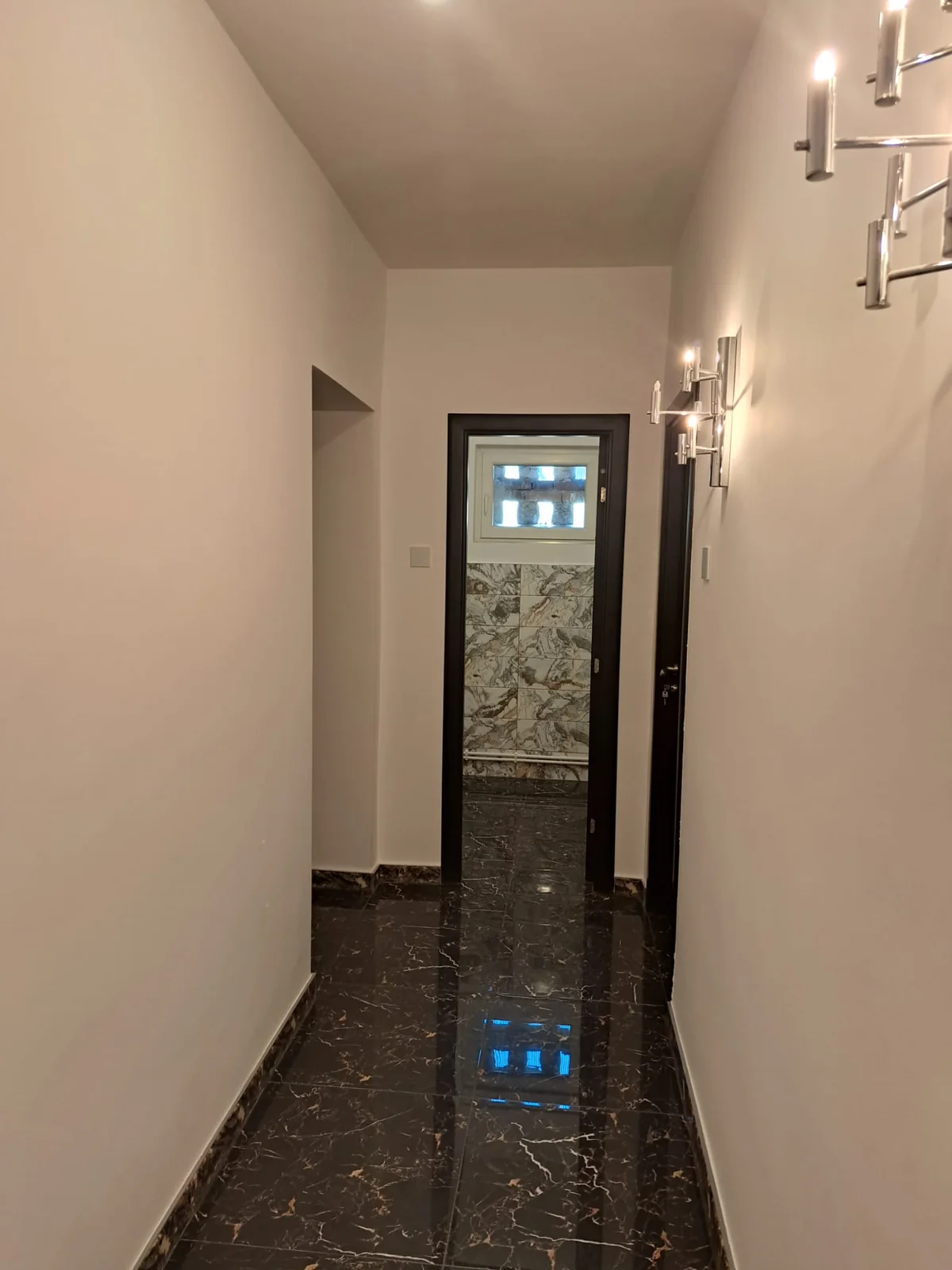 Hol cu pardoseală lucioasă